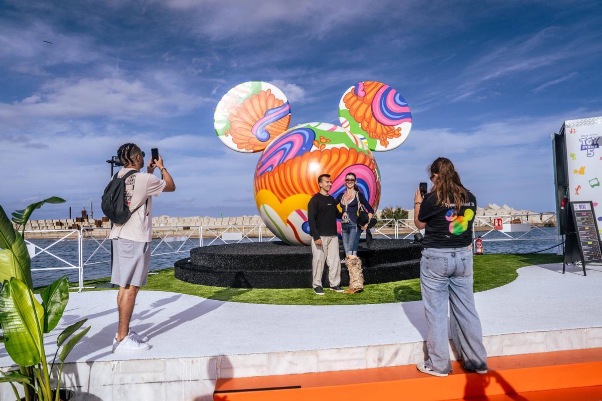 Escultura gigante de Mickey Mouse en el Escenario Disney del Primavera Sound 2026