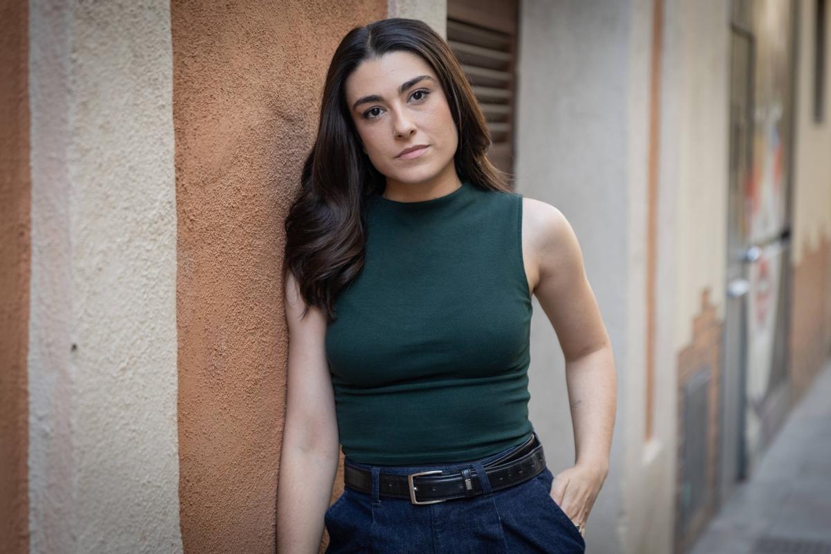 Alba Sáez en el set de 'Corredora', mirando pensativa mientras discute su papel