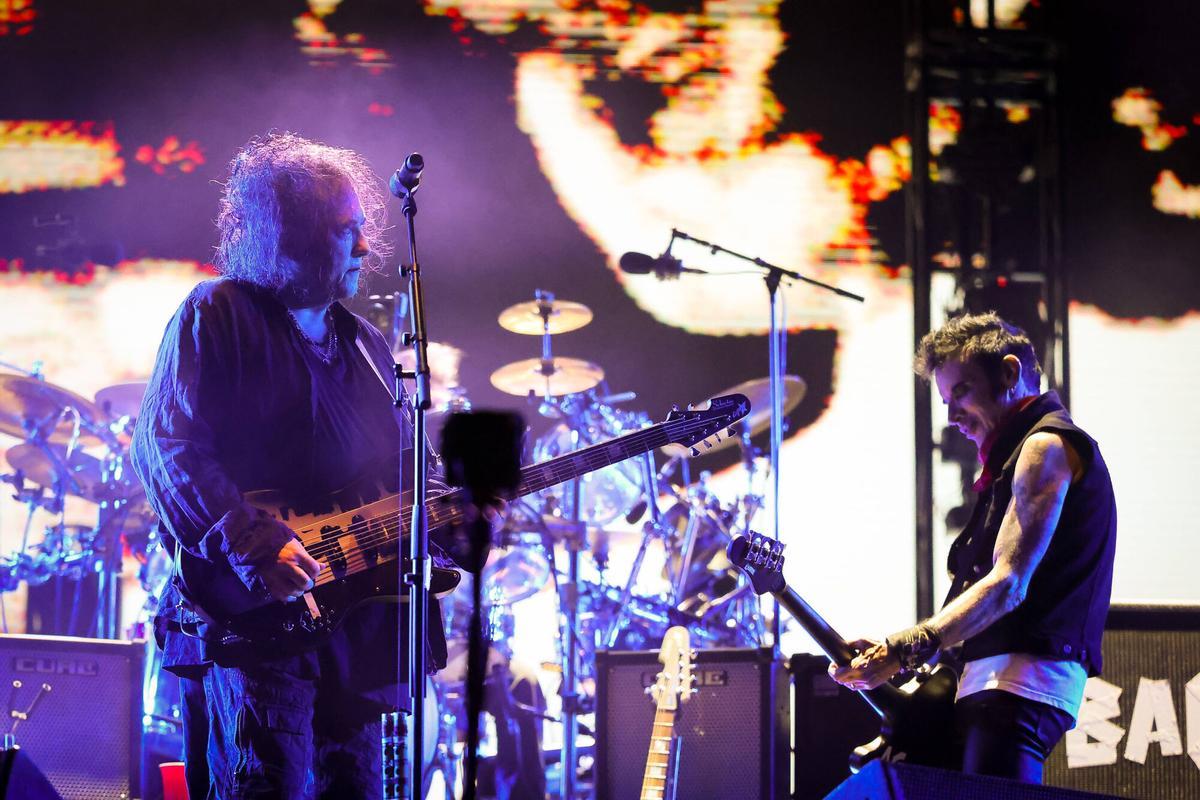 Robert Smith cantando en el escenario del Primavera Sound bajo luces difusas, capturado por Bárbara Favant
