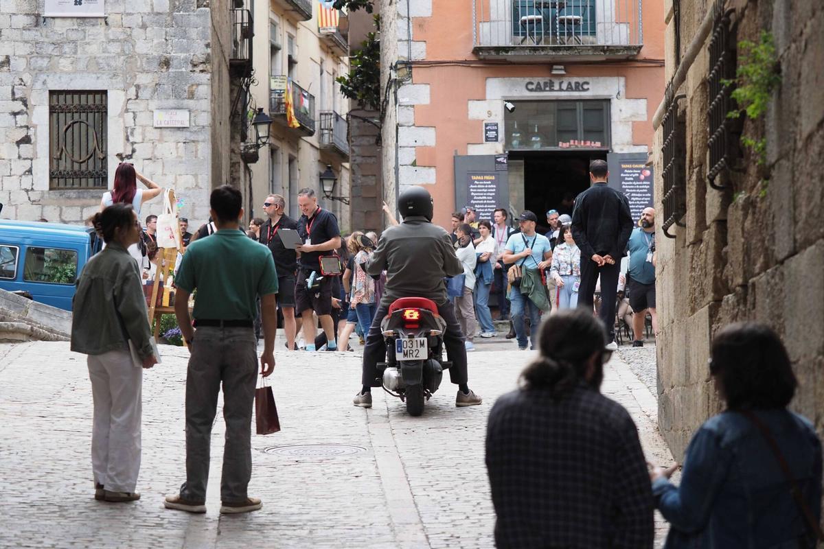 Equipo de producción capturando la luz mediterránea entre callejones medievales de Girona