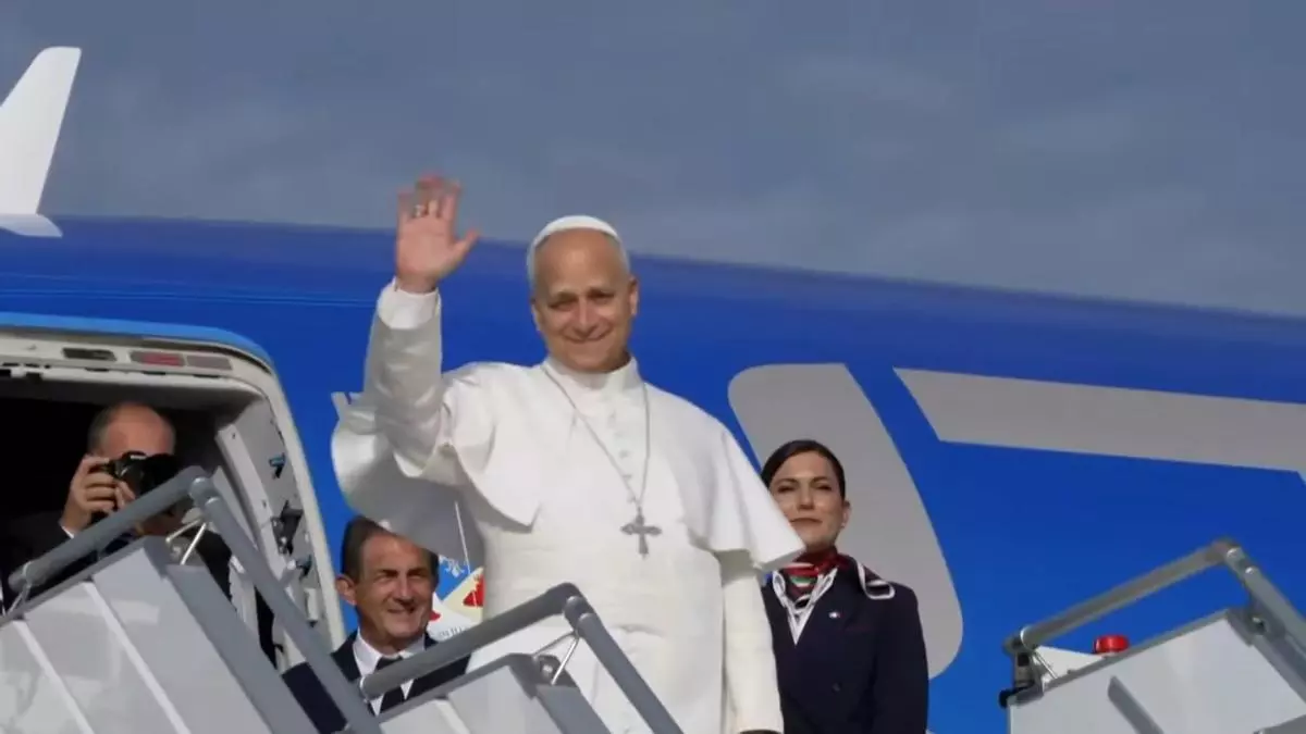 Un helicóptero de la Guardia Civil sobrevuela la Catedral de Sevilla mientras se prepara la seguridad para el Papa