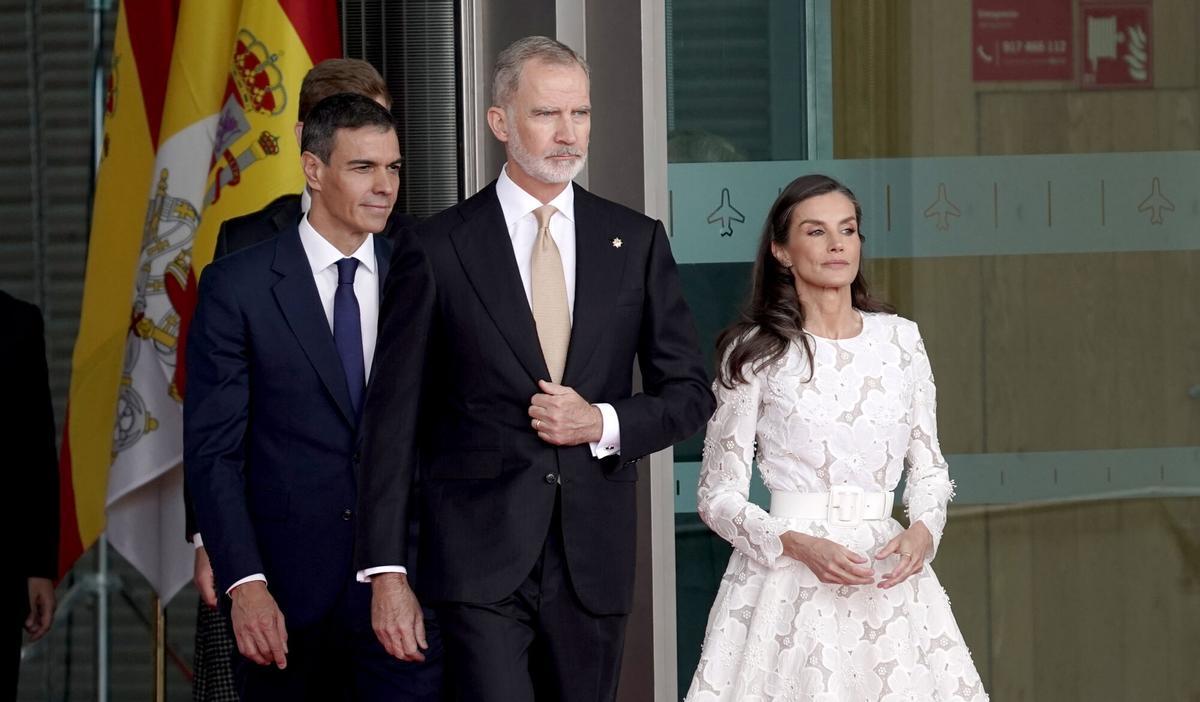 Papa León XIV desembarcando en el aeropuerto de Barajas, Madrid, bajo el aplauso de autoridades españolas