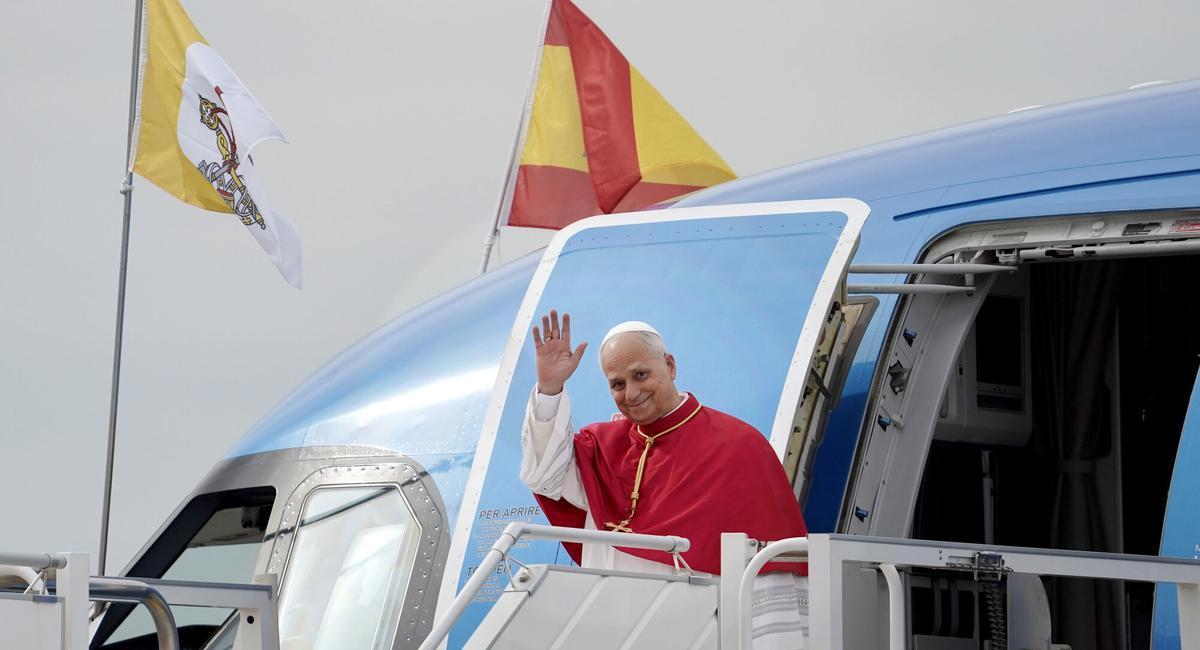 Papa León XIV saludando a la multitud frente a la Catedral de la Almudena durante su visita a España