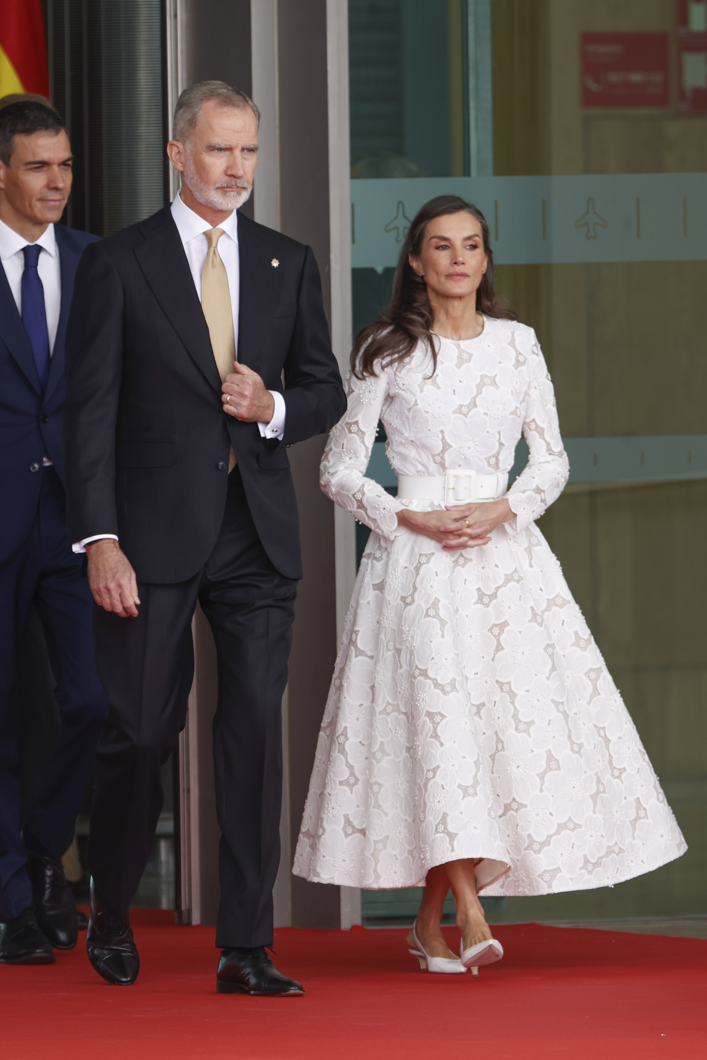 Papa León XIV siendo recibido por los Reyes en el Aeropuerto Adolfo Suárez‑Madrid Barajas