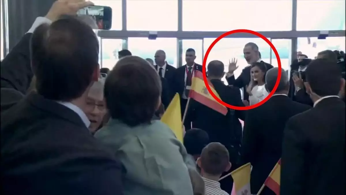 Papa Francisco bajando del avión en el Aeropuerto Adolfo Suárez Madrid‑Barajas mientras suenan las campanas