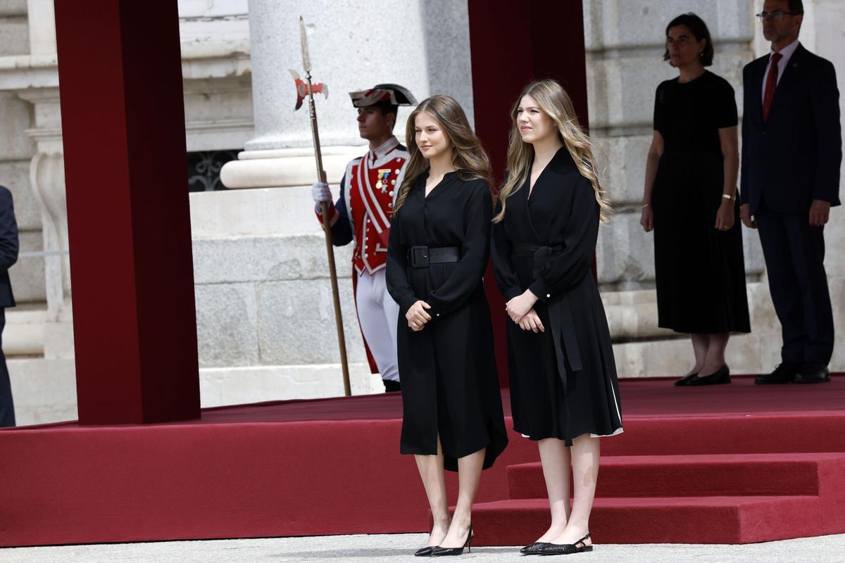 Rey Felipe VI y la reina Letizia recibiendo al Papa León XIV en la escalinata del Palacio Real