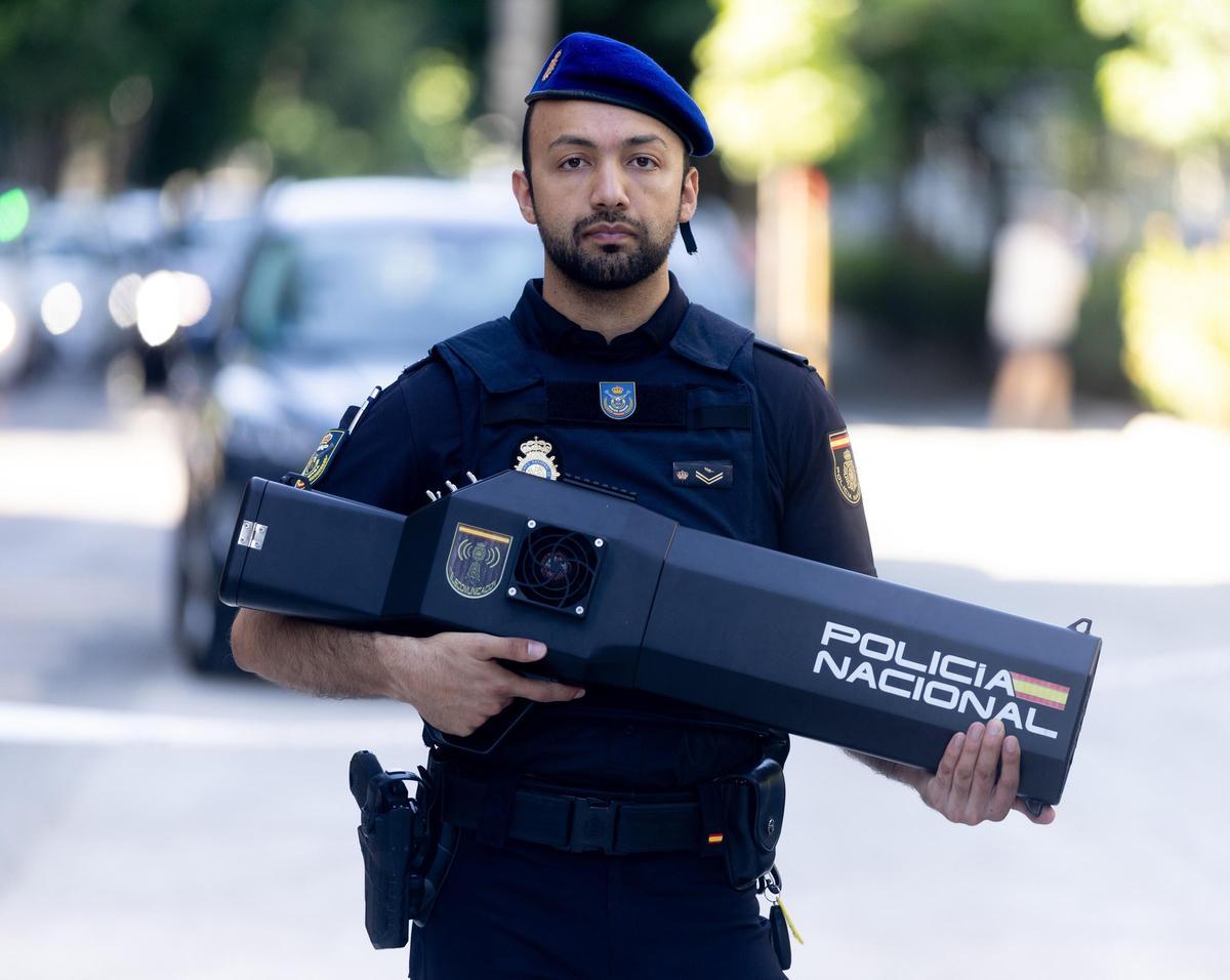 Un agente de la Guardia Civil con unidad Pegaso de inhibición de drones en el aeropuerto de Barajas