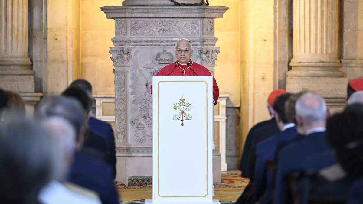 El Papa León XIV hablando a bordo del avión mientras anuncia su apoyo al Real Madrid
