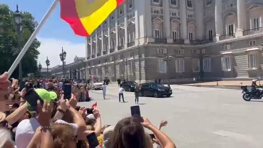 Robert Prevost con la camiseta del Real Madrid en un evento deportivo