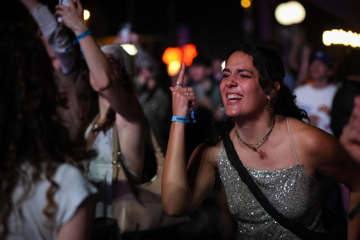 Multitud vibrante bajo luces de neón en el escenario principal del Primavera Sound Barcelona 2026