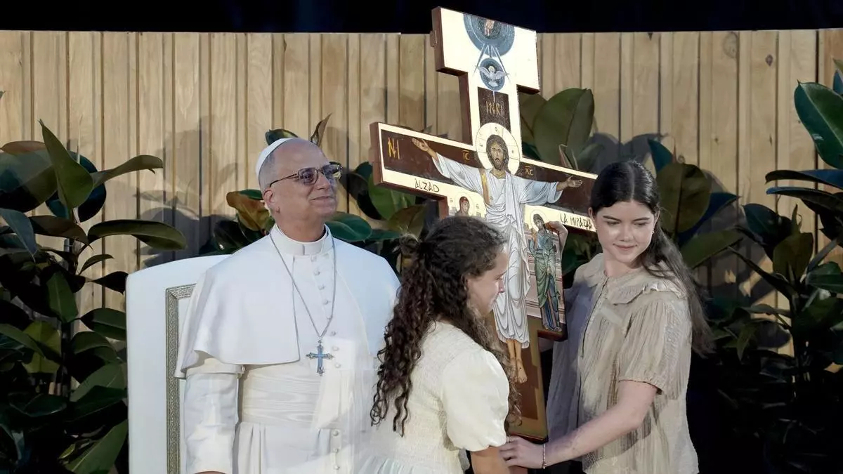 Imagen del Papa saludando a la multitud en León durante la visita