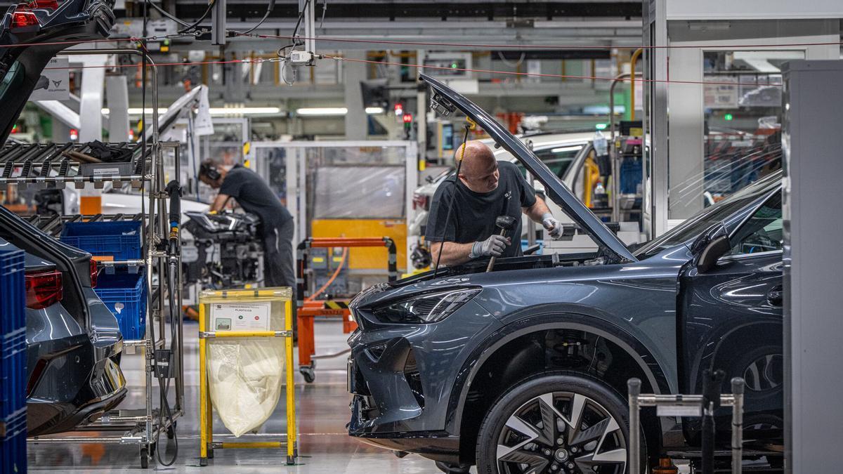 Seat negocia con el Gobierno su entrada en el sector de defensa y marca un giro estratégico para la industria española
