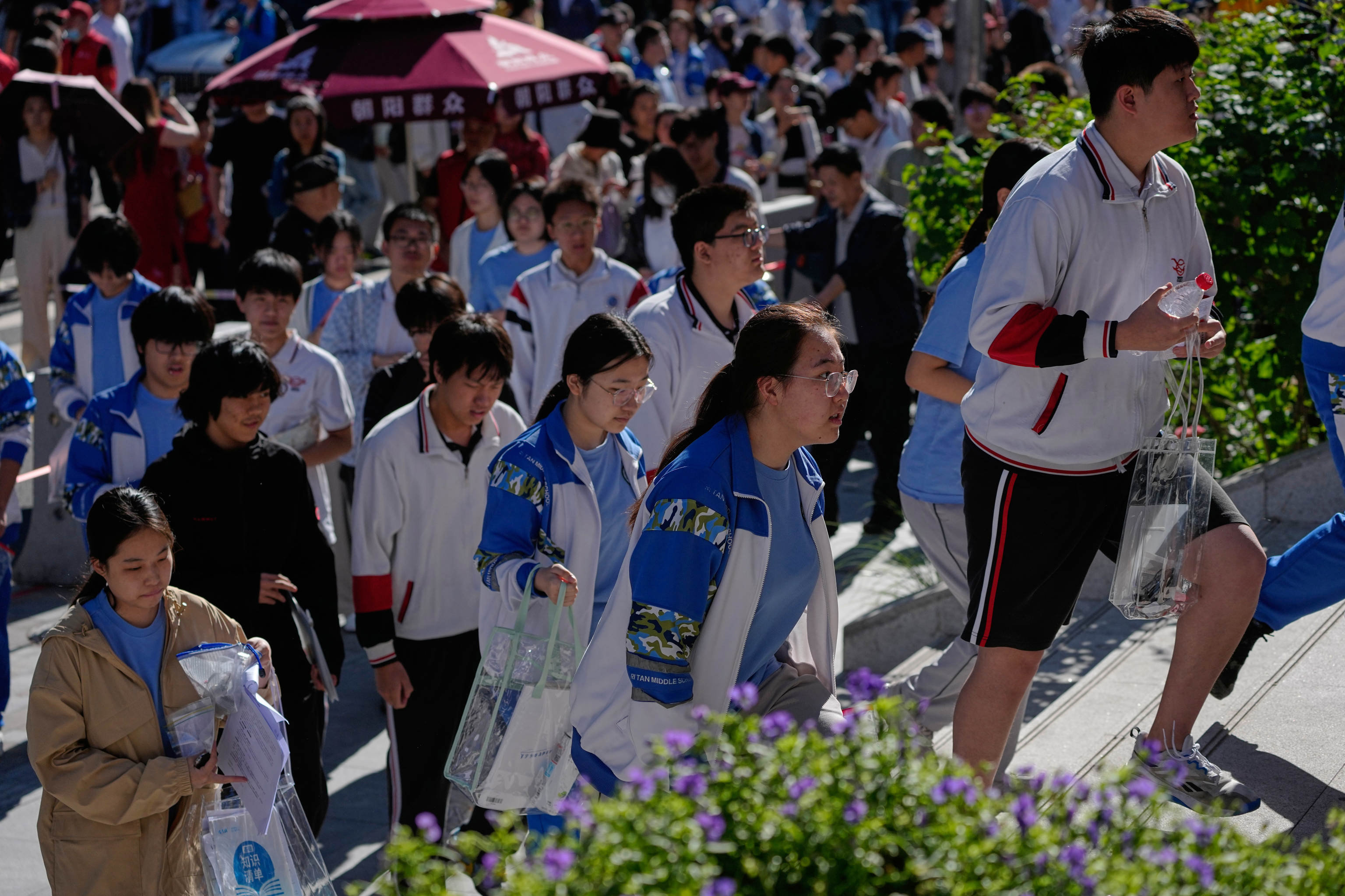 Estudiantes del gaokao cruzando el control de reconocimiento facial en Shanghai
