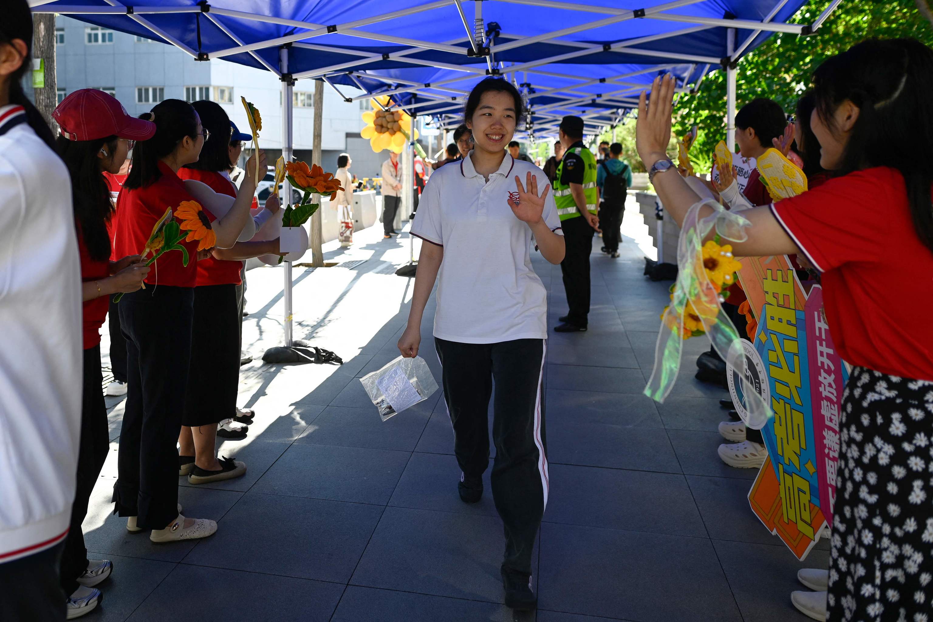 Padres y profesores entregando flores a los aspirantes del gaokao