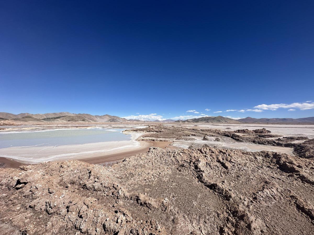 Extracción de litio en el Salar de Atacama, Chile, con piscinas de evaporación bajo el sol del desierto