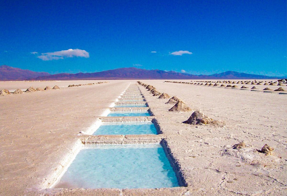 Cartel en Salinas Grandes denunciando la extracción de litio
