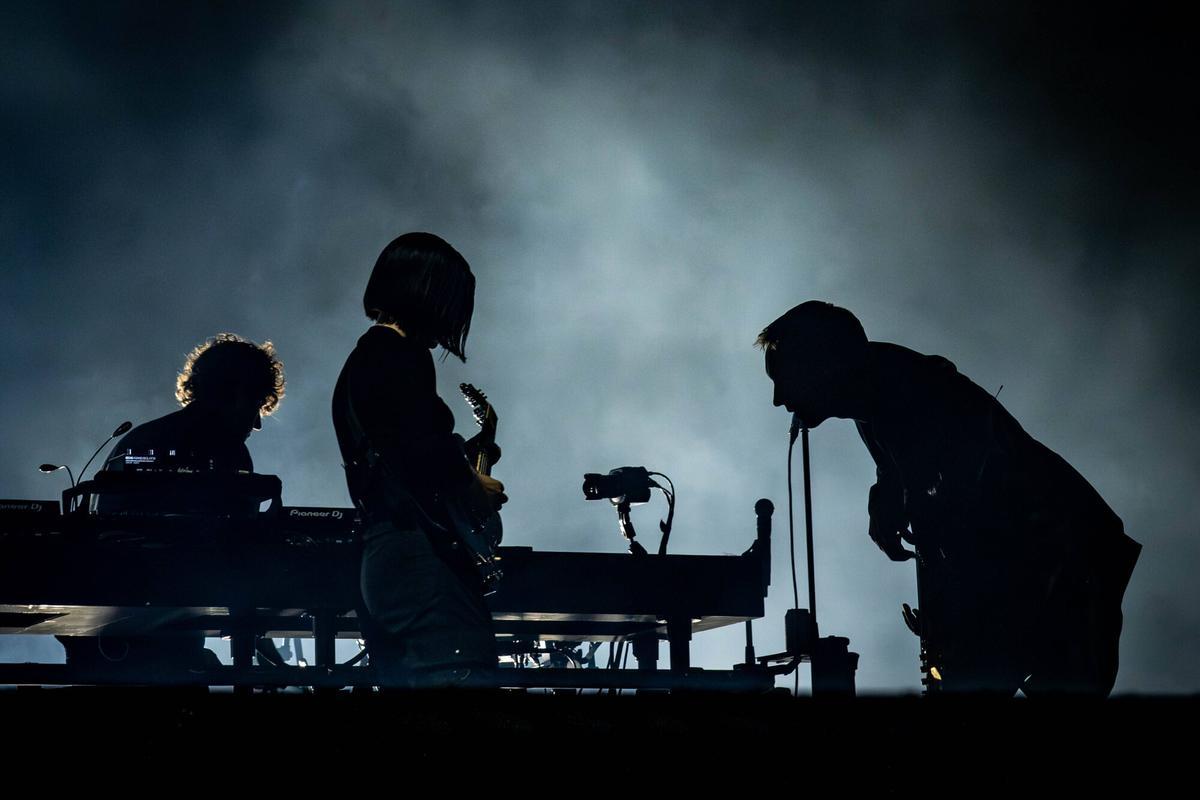 The xx actuando en el escenario principal del Primavera Sound 2026, con luces monocromáticas y proyecciones minimalistas