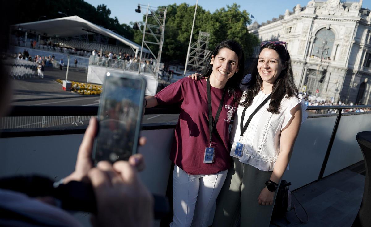 Zona VIP 'casita' con influencers católicos durante la misa papal en la Plaza de Cibeles