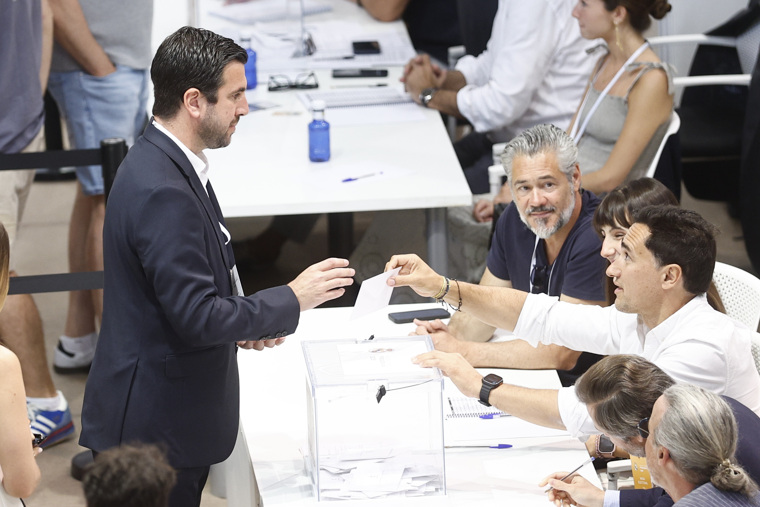 Candidatos Pérez y Riquelmo votando en Valdebebas