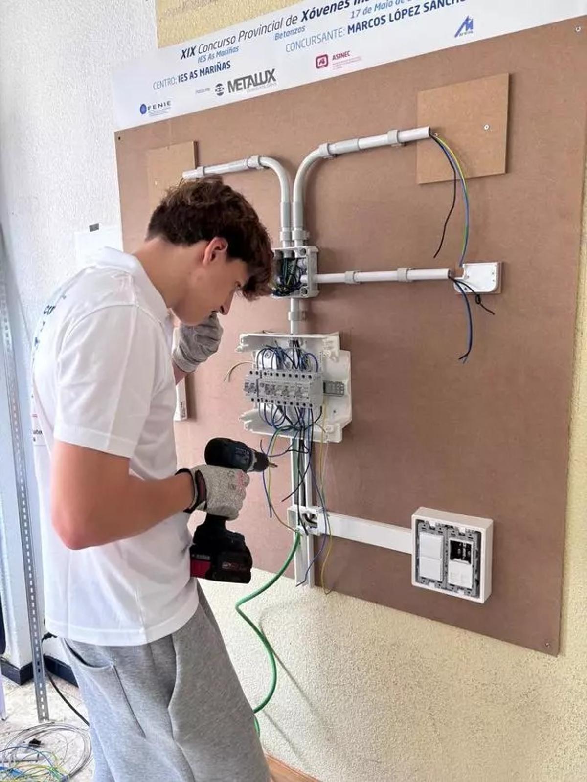 Marcos López recibe el primer premio en el Concurso de Jóvenes Instaladores en A Coruña
