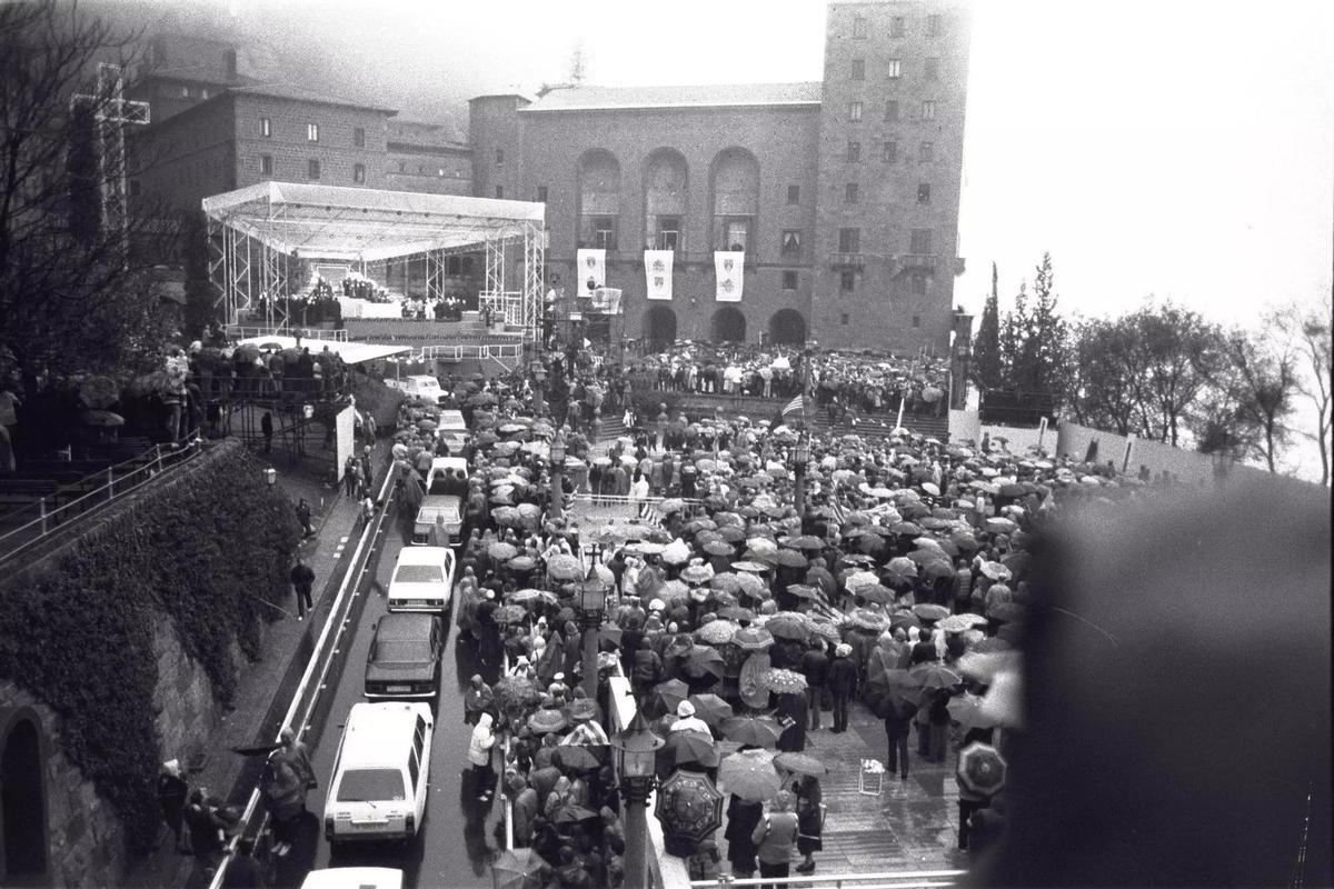 Papa León XIV llegando al santuario de Montserrat bajo una ligera lluvia