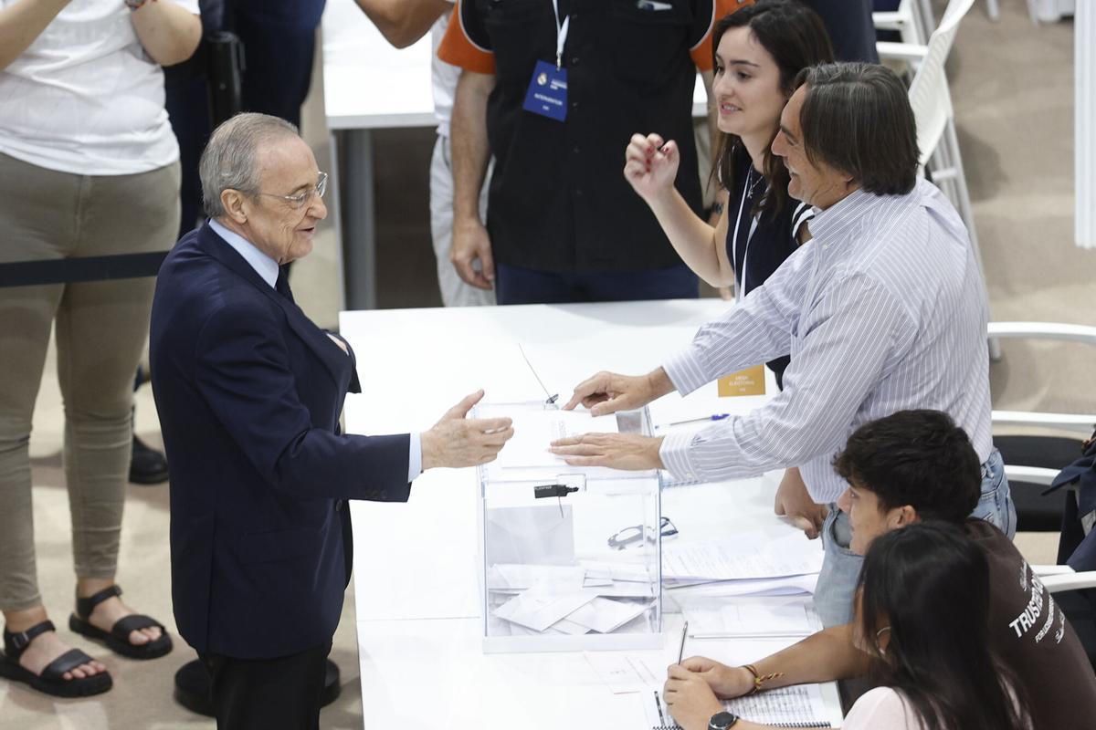 Florentino Pérez y Enrique Riquelme durante la jornada electoral del Real Madrid