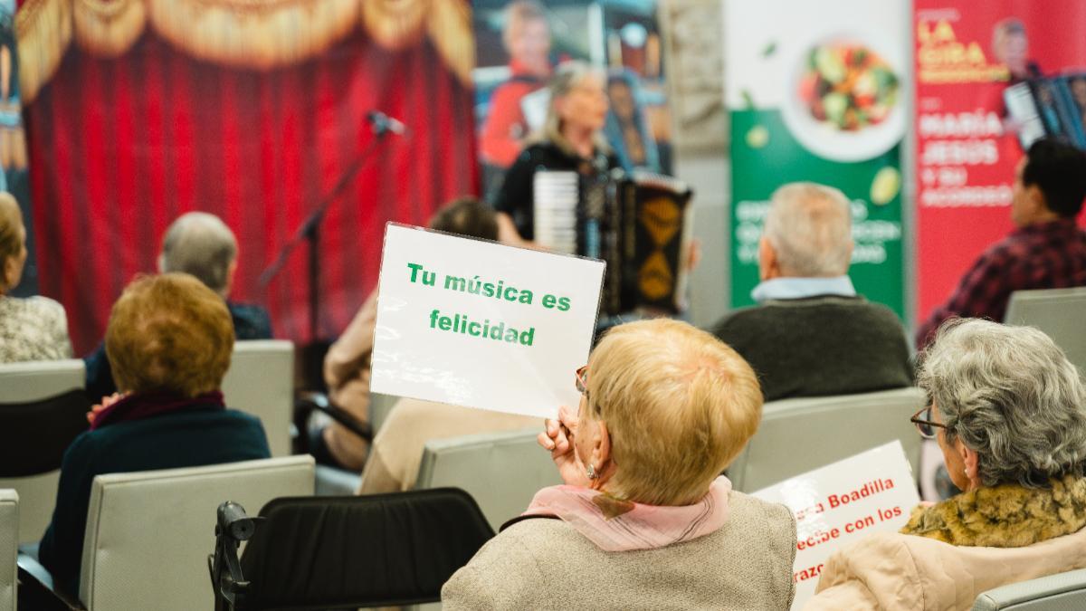 María Jesús con su acordeón actuando frente a residentes en una residencia de Madrid