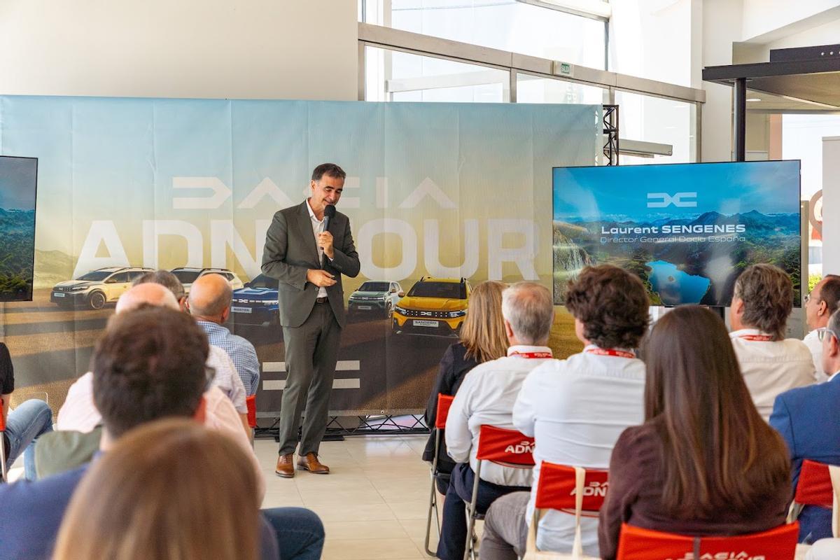 Director de ventas de Dacia España hablando en la presentación del plan ADN