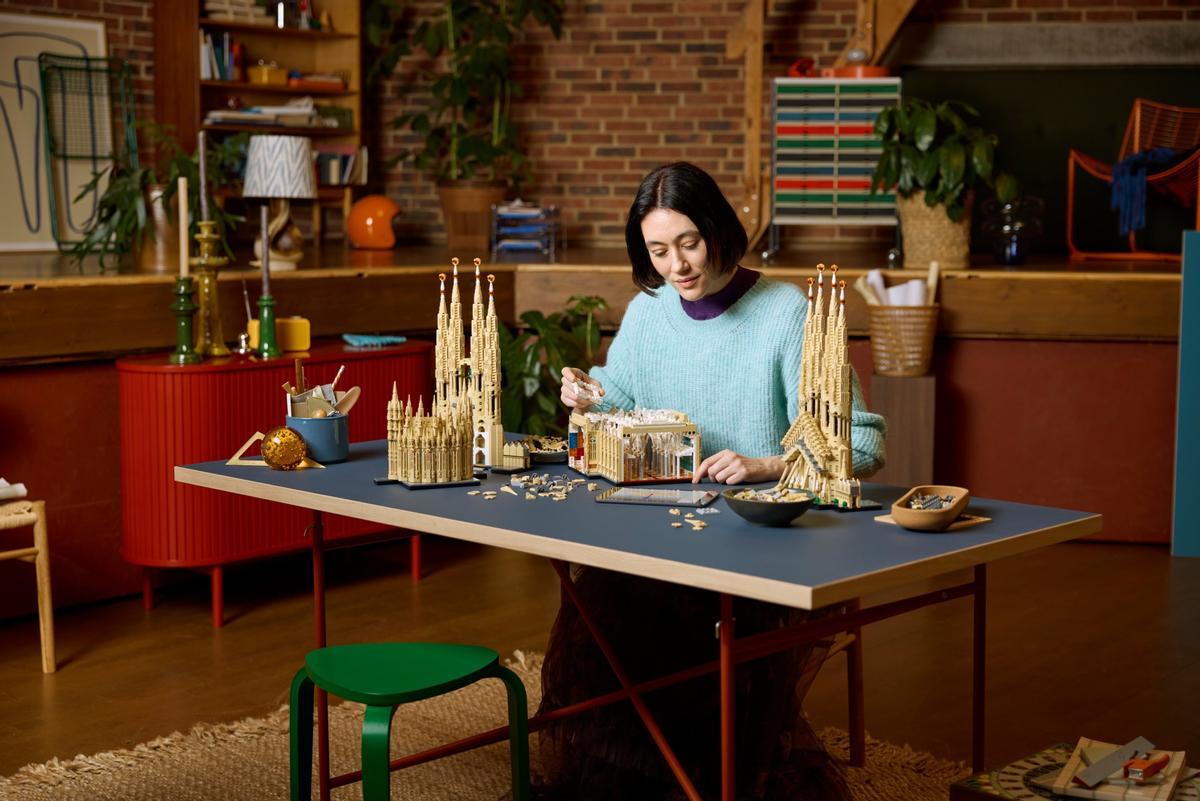 Modelo LEGO de la Sagrada Família con 12.060 piezas mostrando la fachada y las torres