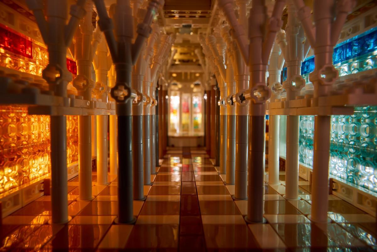 Detalle del efecto de vidriera del set LEGO de la Sagrada Família iluminado