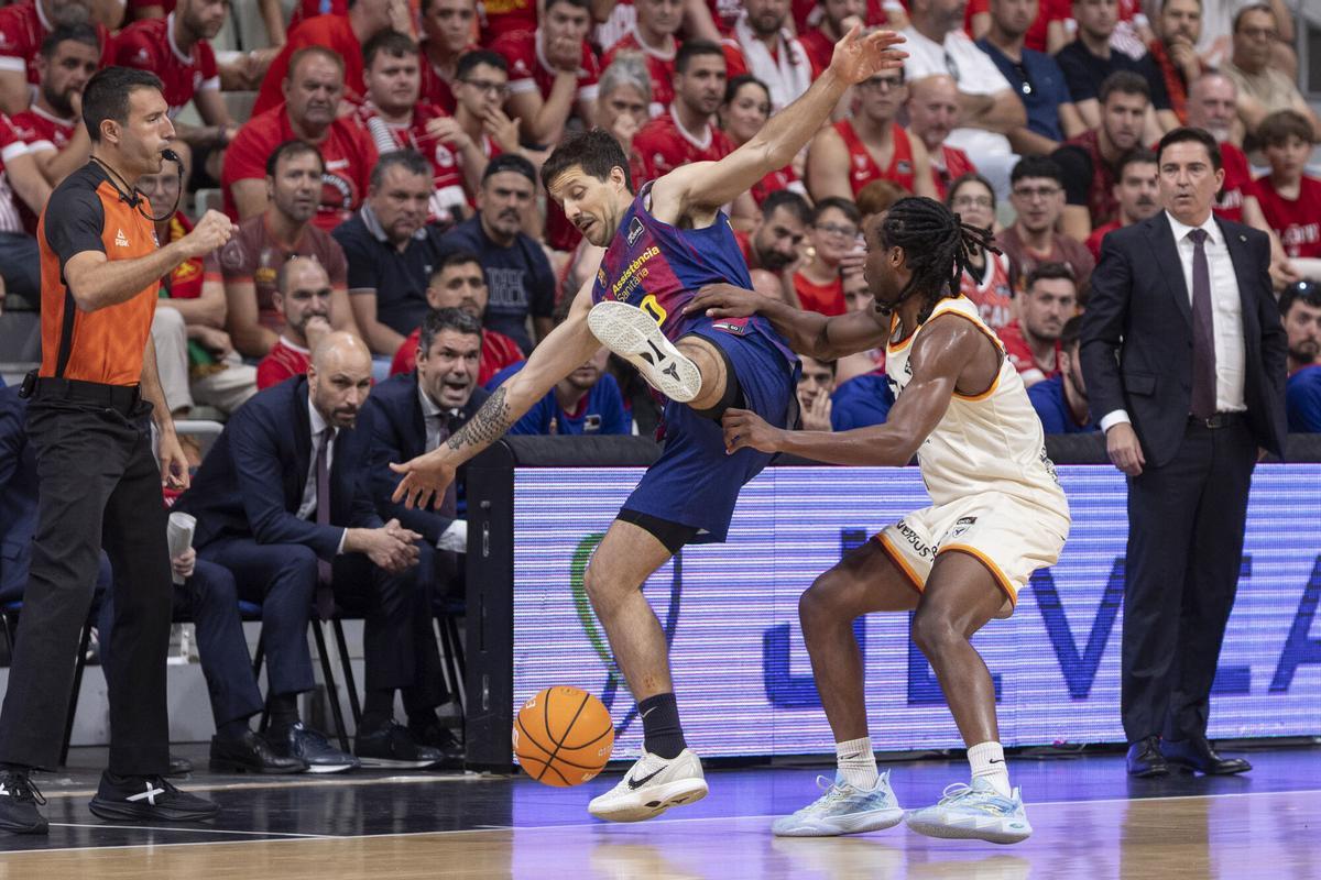 Jugadores del Barça celebrando la victoria contra Murcia en el Palau Blaugrana