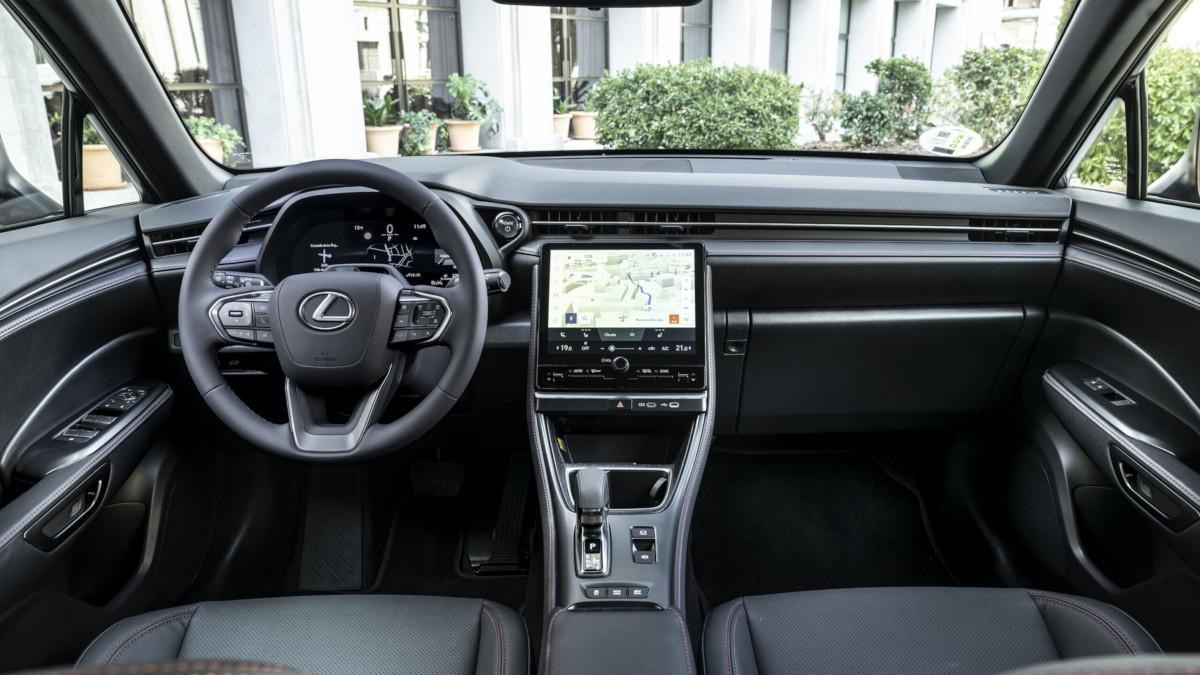 Vista exterior del Lexus LBX 2026 con acabado Elegant