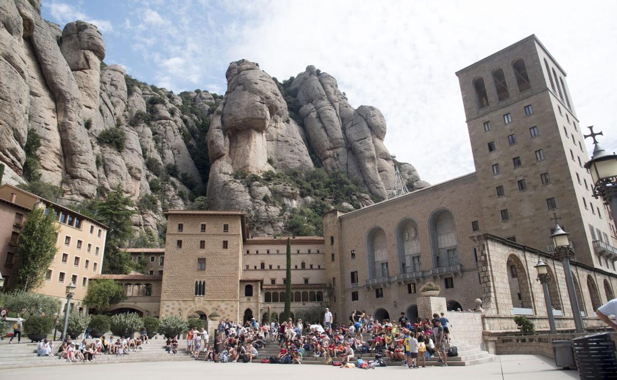 Turista frente a la Sagrada Família durante la visita papal