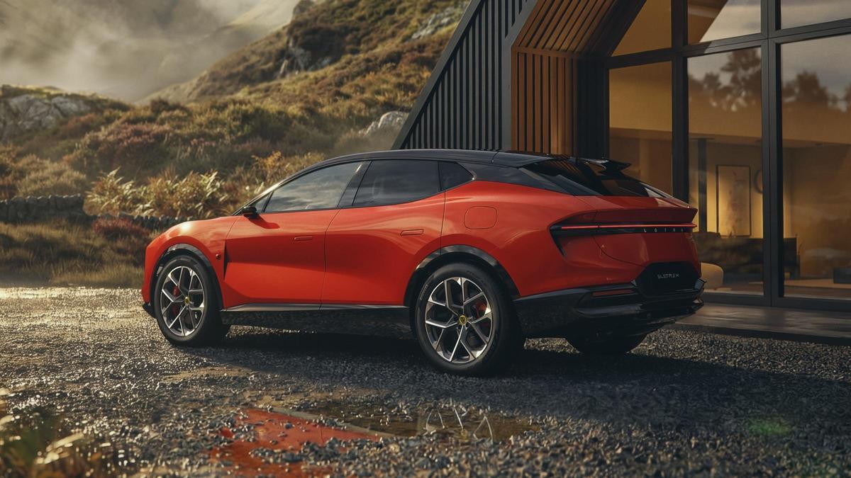 Lotus Eletre X en exposición, vista frontal del SUV híbrido enchufable