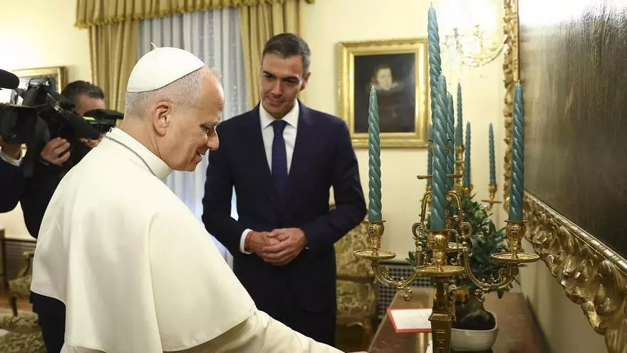 Papa León XIV en la procesión de la visita a Barcelona, rodeado de autoridades y multitud