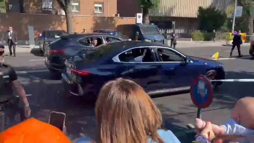 Jóvenes agrediendo a un feriante en la pista de autos de choque durante la feria de Sant Onofre en Algemesí