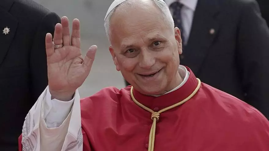 Papa León XIV bendiciendo a 80.000 fieles en el Estadio Santiago Bernabéu