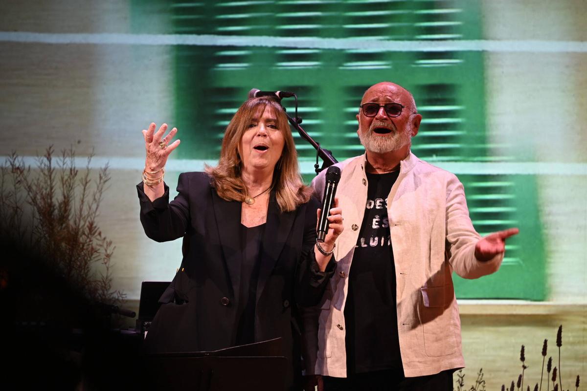 Biel Mesquida recibe el Premi d'Honor en el Palau de la Música, rodeado de músicos y público