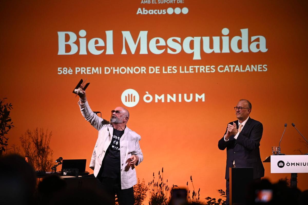 Lluís Llach y Maria del Mar Bonet interpretan canciones durante la gala del Premi d'Honor