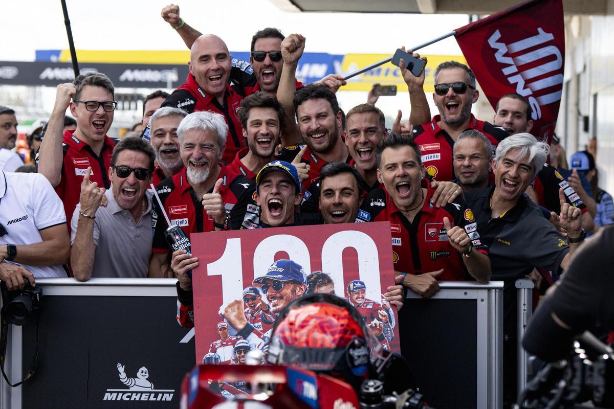 Marc Márquez celebra su victoria en el GP de Hungría, rodeado de su equipo Lenovo Ducati