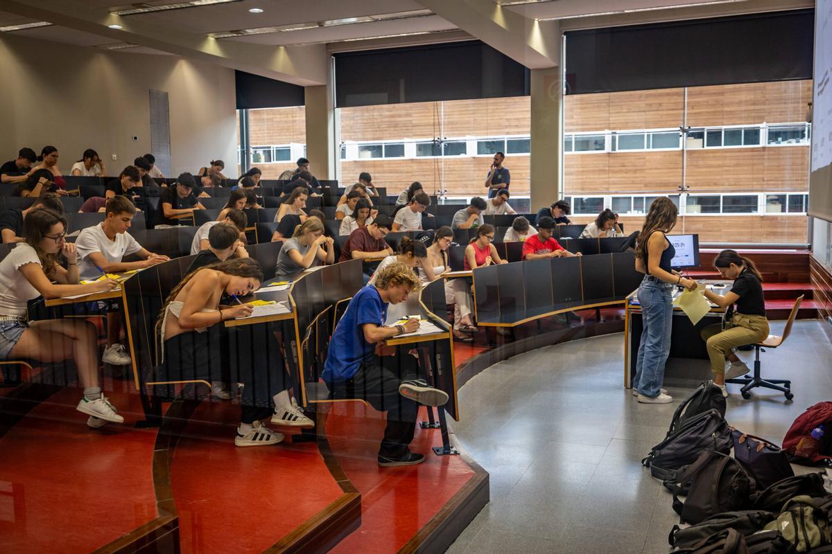 Estudiantes frente a la facultad de Química de la UB durante la selectividad, con la estación de metro Palau Reial de fondo
