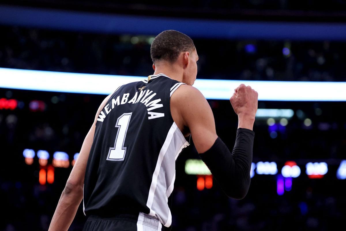 Victor Wembanyama celebra una canasta contra los Knicks en el Madison Square Garden