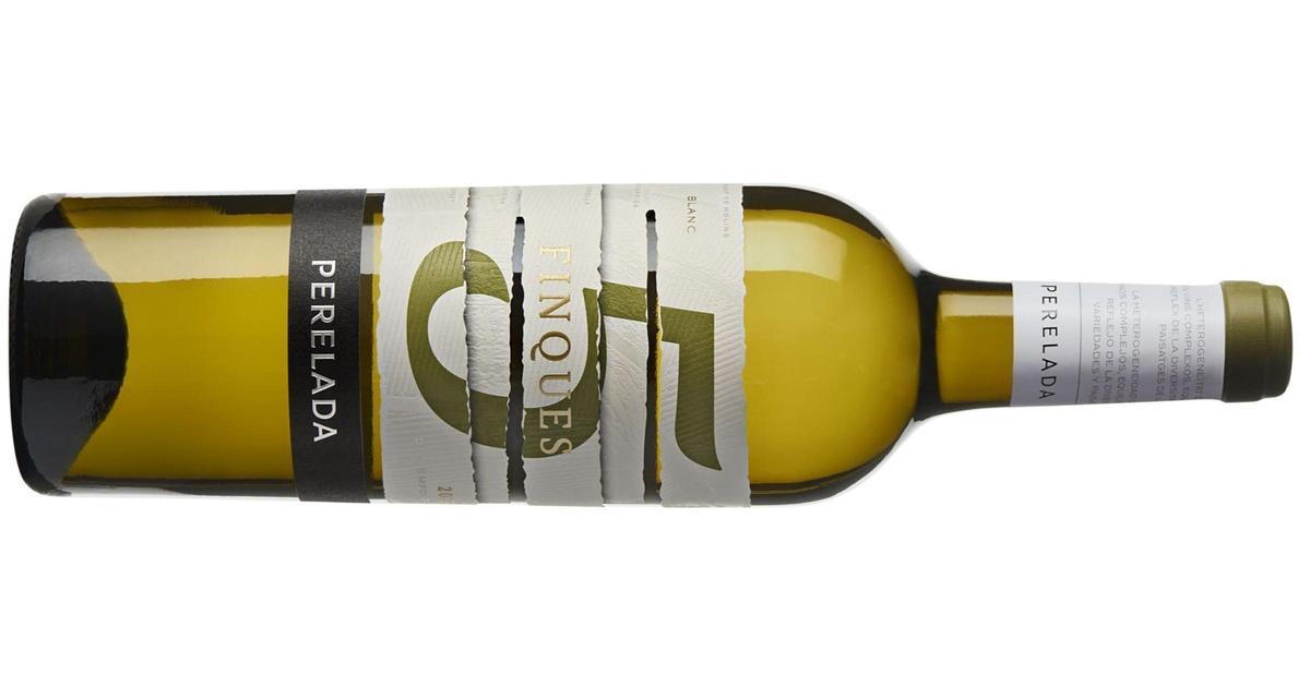 Botellas de los tres vinos blancos bajo 15 euros alineadas sobre una mesa de madera