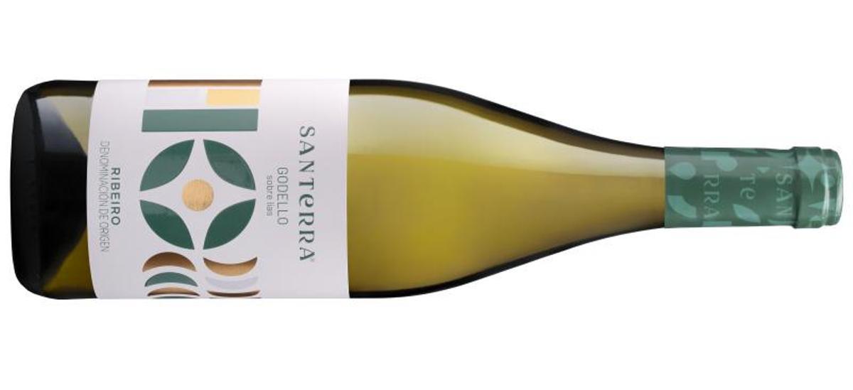 Detalle de una copa de vino blanco con reflejo dorado y fondo de viñedo mediterráneo
