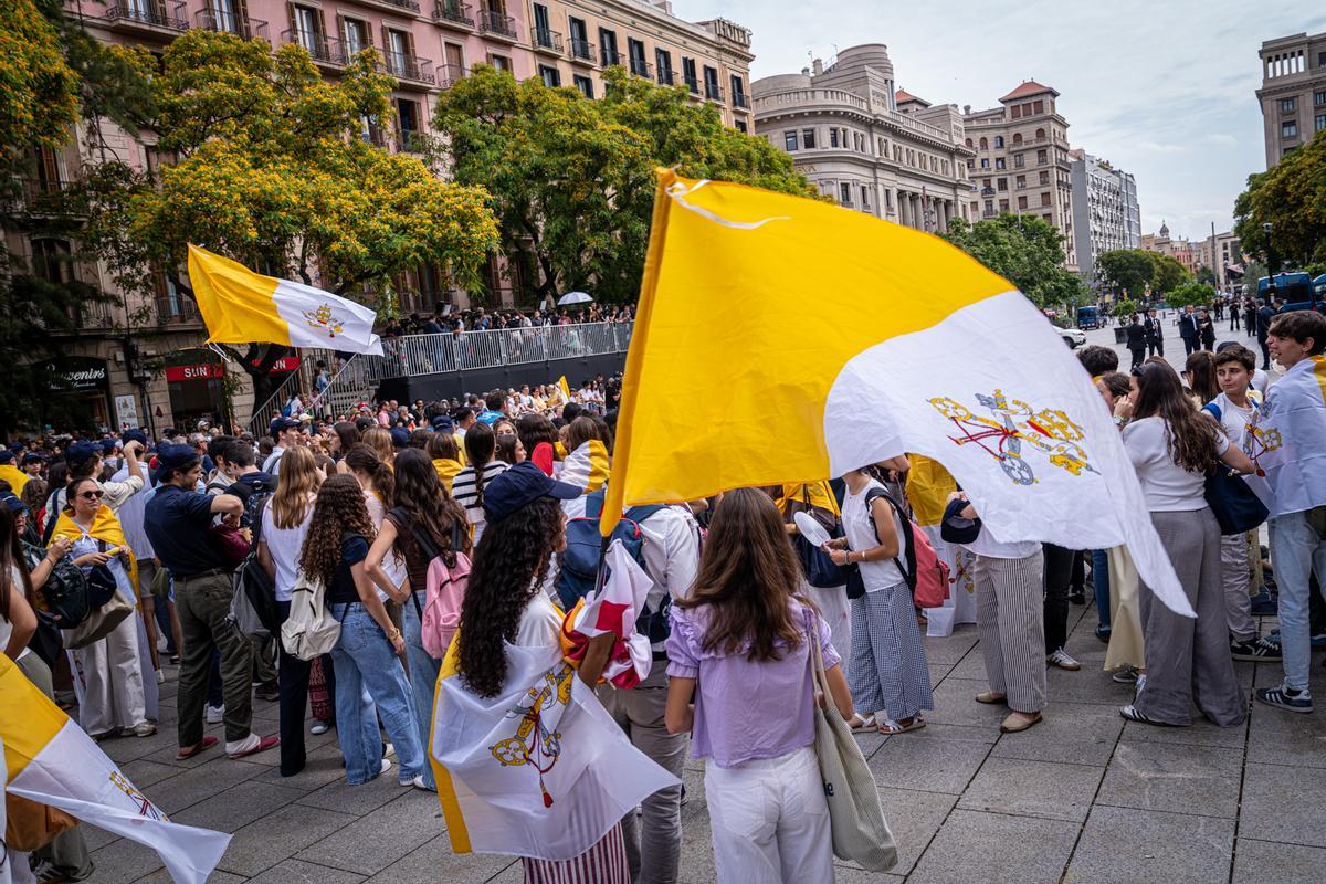 Multitud de devotos congregados en la plaza frente a la catedral durante la llegada del papa