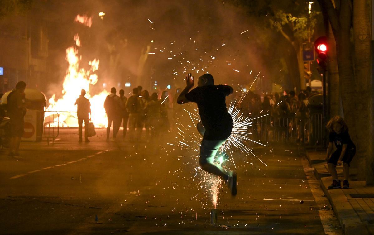 Hoguera encendida en la Nit de Sant Joan en Barcelona