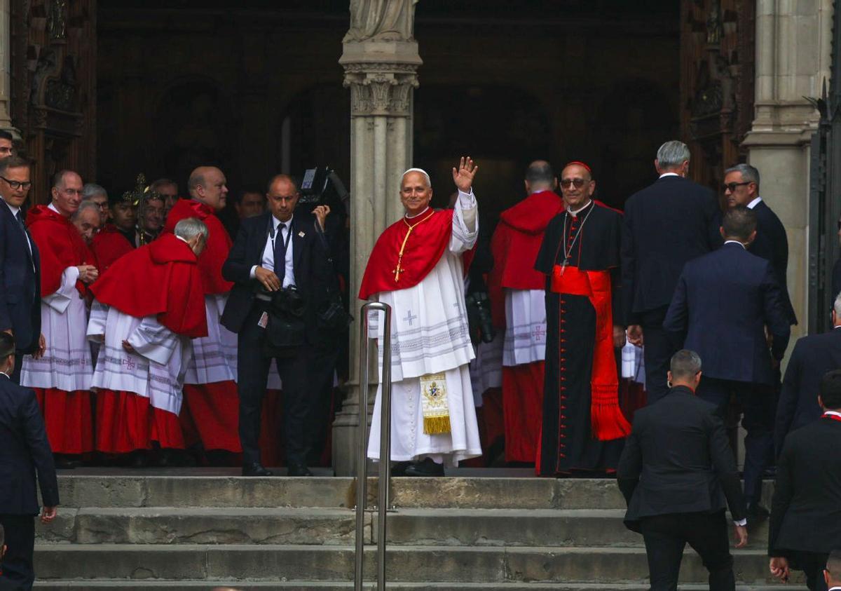 Papa León XIV y el Cardenal Juan José Omella frente a la fachada de la Catedral de Barcelona, capturados por el fotógrafo Jordi Otix