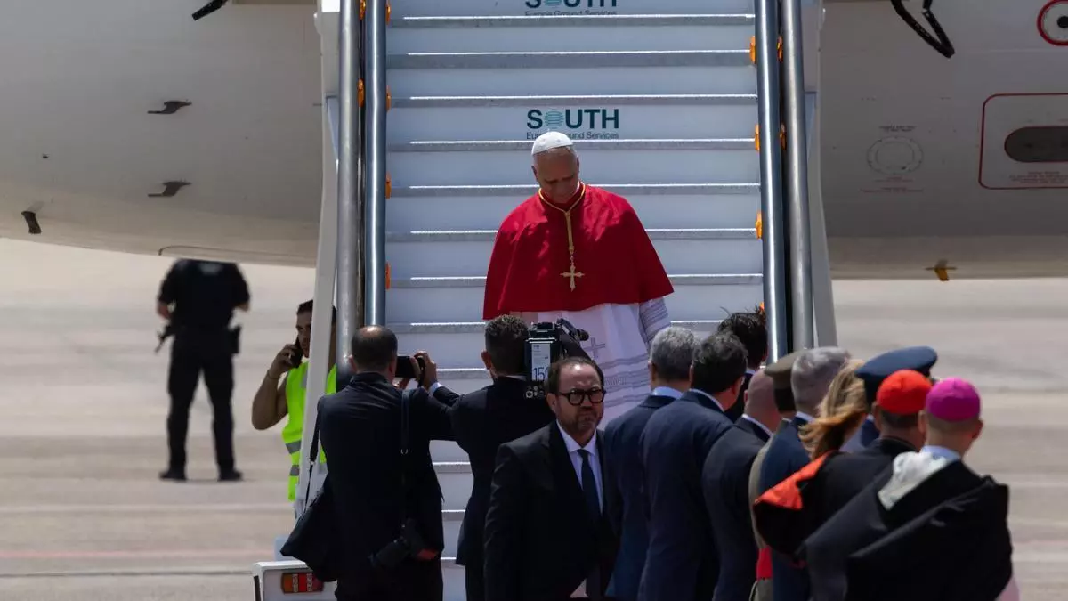 Agentes de la Guardia Civil inspeccionando el interior del avión papal en la pista del aeropuerto