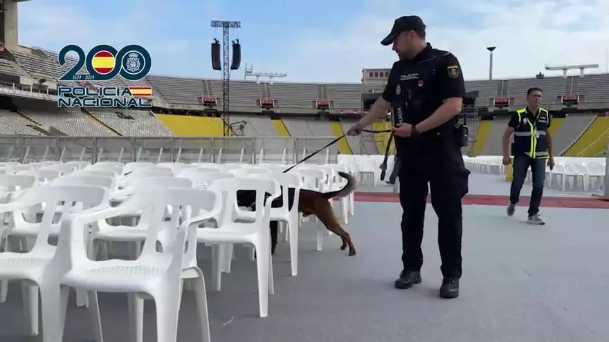 Vista del Estadio Olímpico Lluís Companys preparado para la vigilia papal