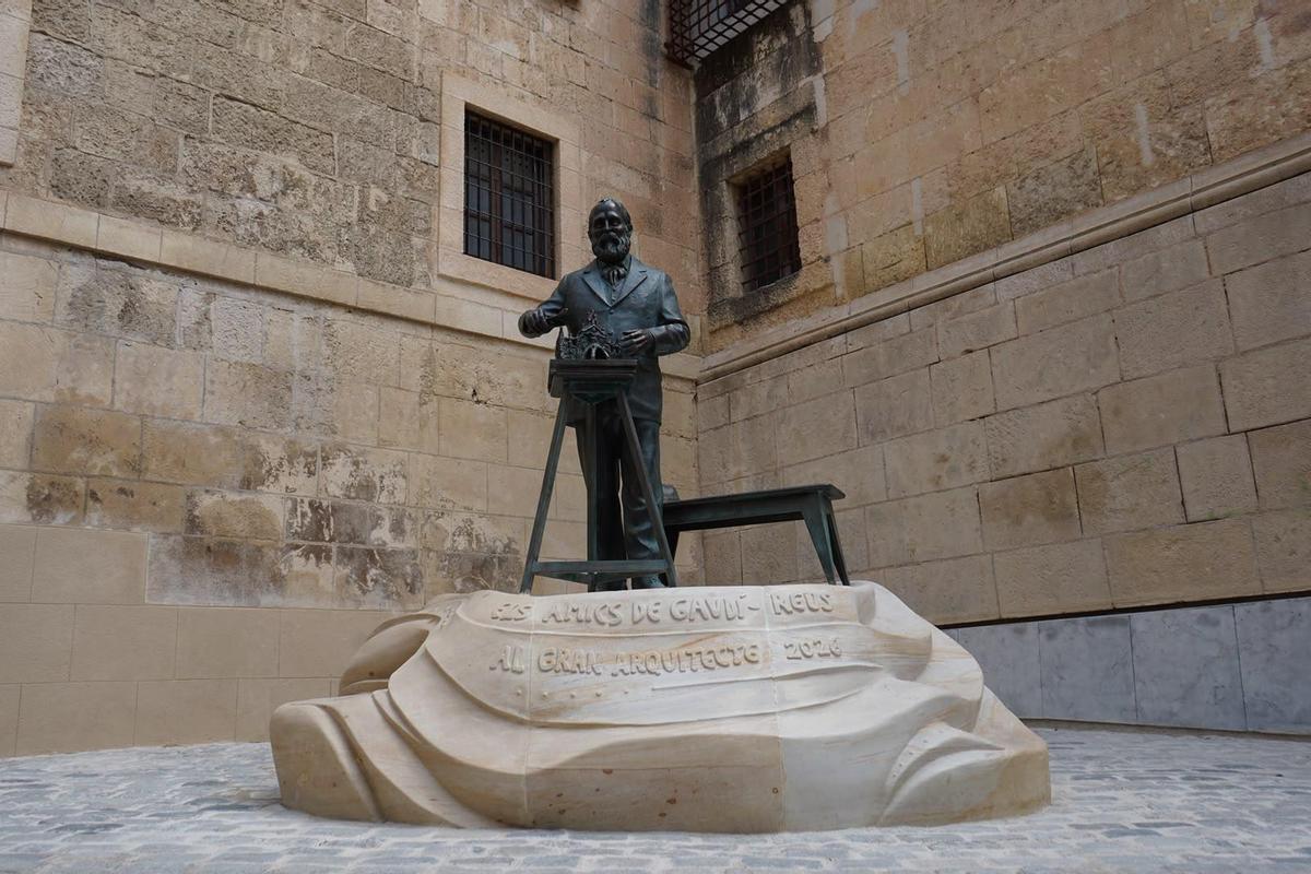 Estatua de bronce de Antoni Gaudí en el Fossar Vell, Reus
